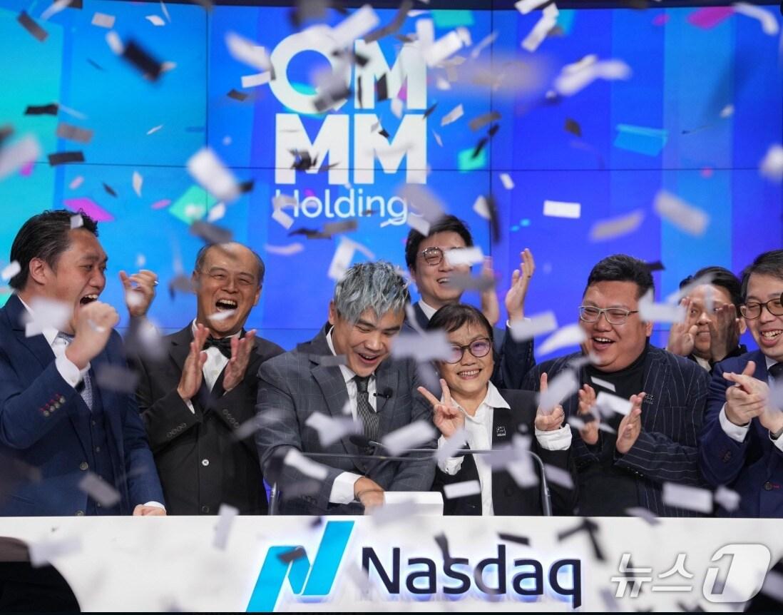 본문 이미지 - QMMM 나스닥 상장에 기뻐하고 있는 직원들 - 회사 홈피 갈무리