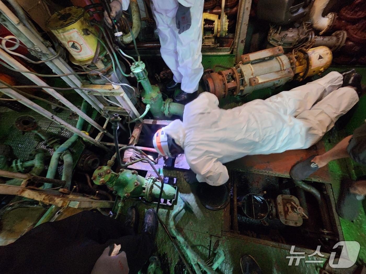 본문 이미지 - 방제 요원이 기름이 유출된 선박을 확인하고 있다.&#40;부산해경 제공. 재판매 및 DB 금지&#41;