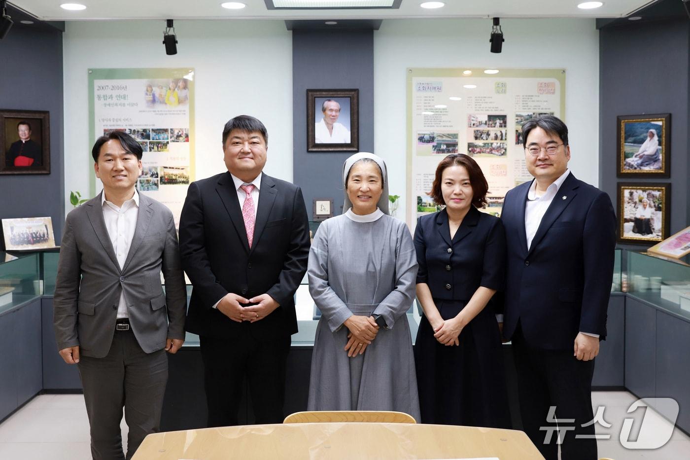 광주지방변호사회가 추석을 앞두고 사회복지시설에 후원금을 전달하고 있다.(광주지방변호사회 제공)