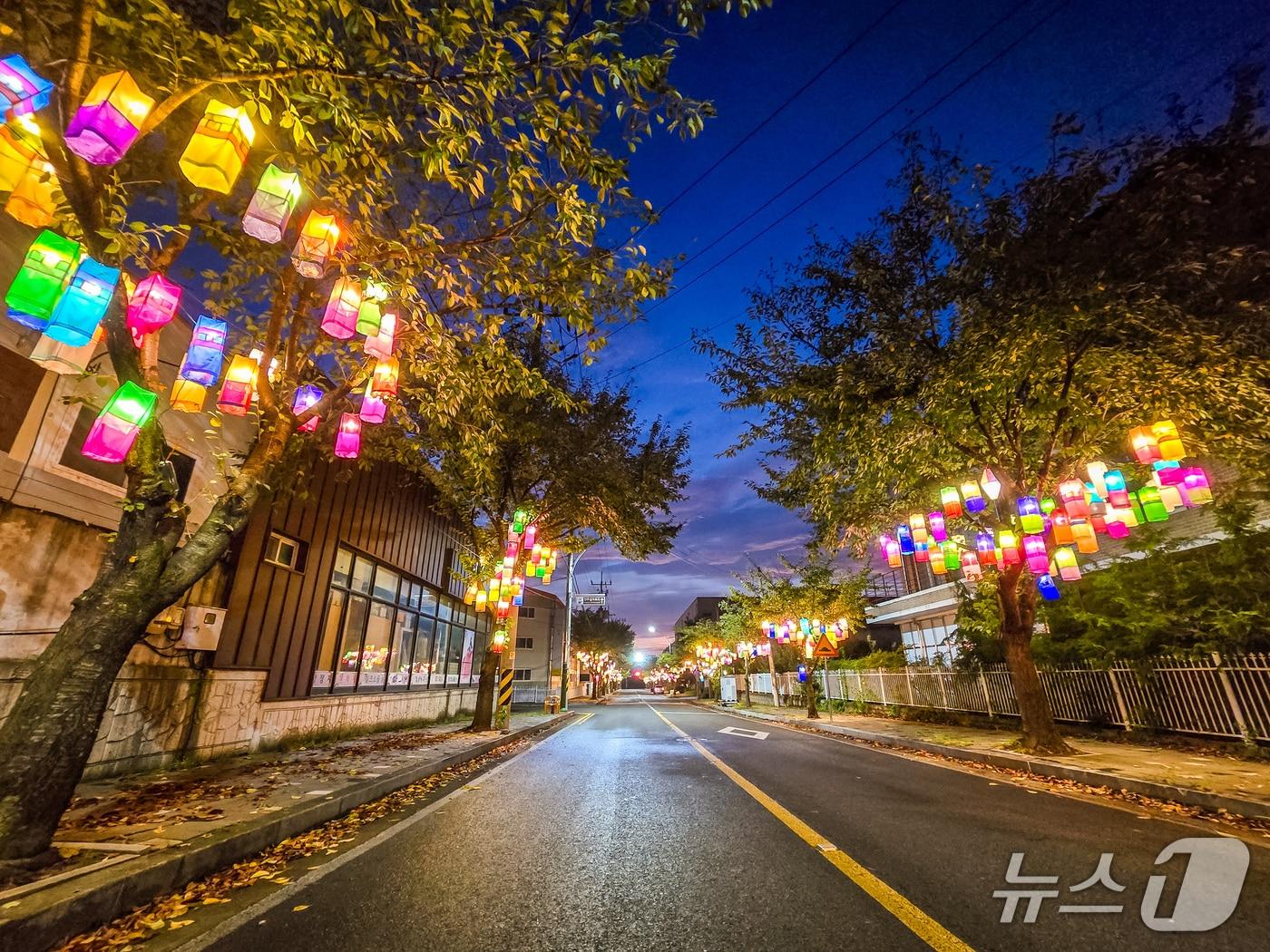 본문 이미지 - 진주시 &#39;진주실크로드&#39;에 설치된 실크등.&#40;진주시 제공. 재판매 및 DB금지&#41;