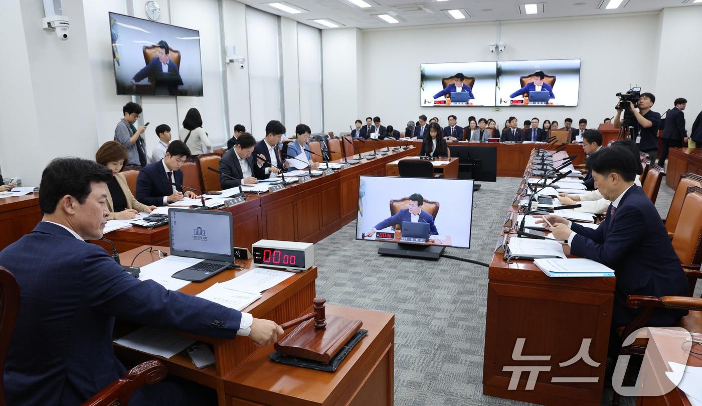 윤영석 국회 연금개혁 특별위원장이 30일 서울 여의도 국회에서 열린 연금개혁 특별위원회 전체회의에서 의사봉을 두드리고 있다. 2025.9.30/뉴스1 ⓒ News1 신웅수 기자