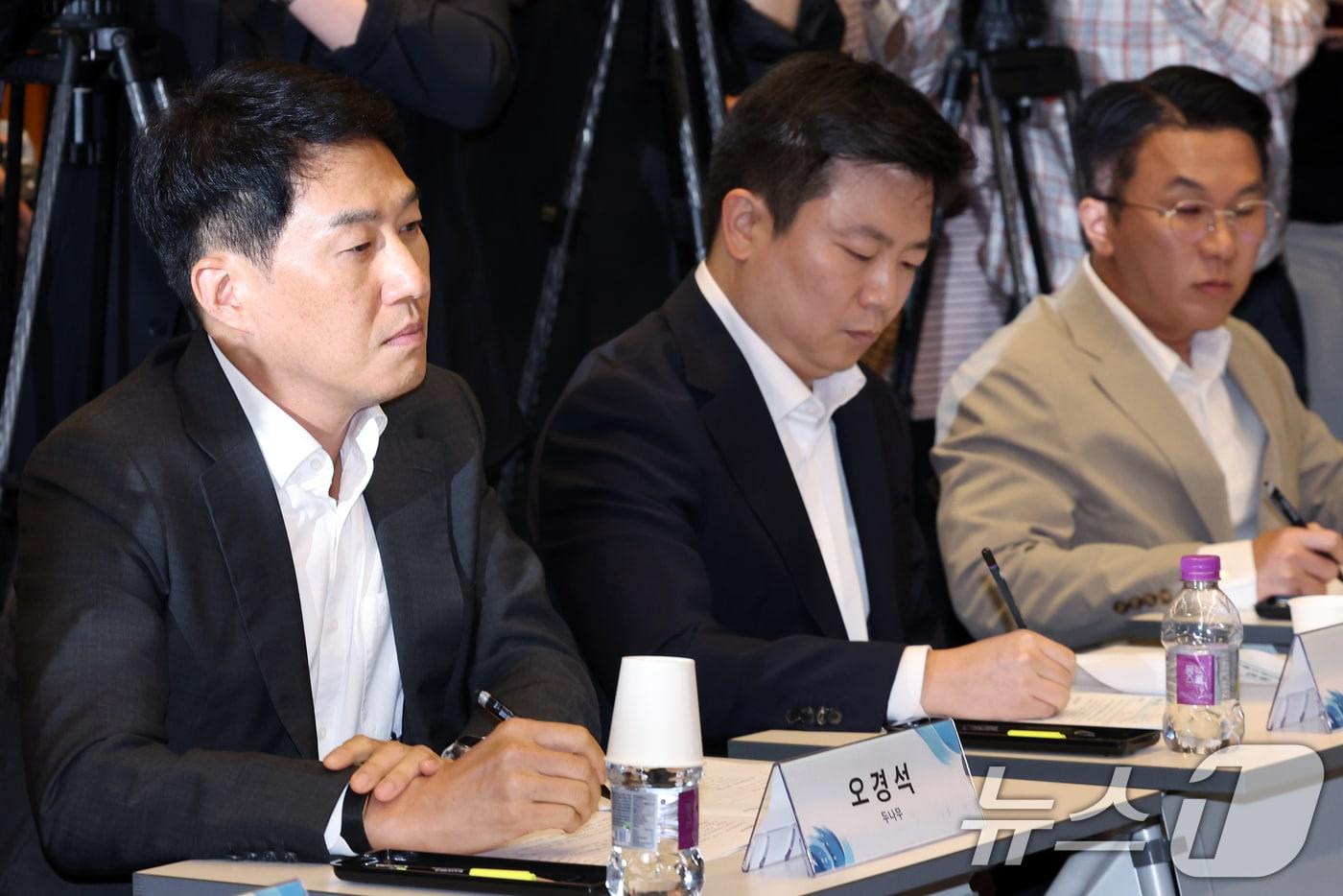 30일 오후 서울시 서초구 강남대로 드림플러스 강남에서 열린 가상자산사업자 CEO 간담회에 참석한 오경석 두나무 대표 등이 이찬진 금융감독원장의 모두 발언을 경청하고 있다. 2025.9.30/뉴스1 ⓒ News1 박정호 기자