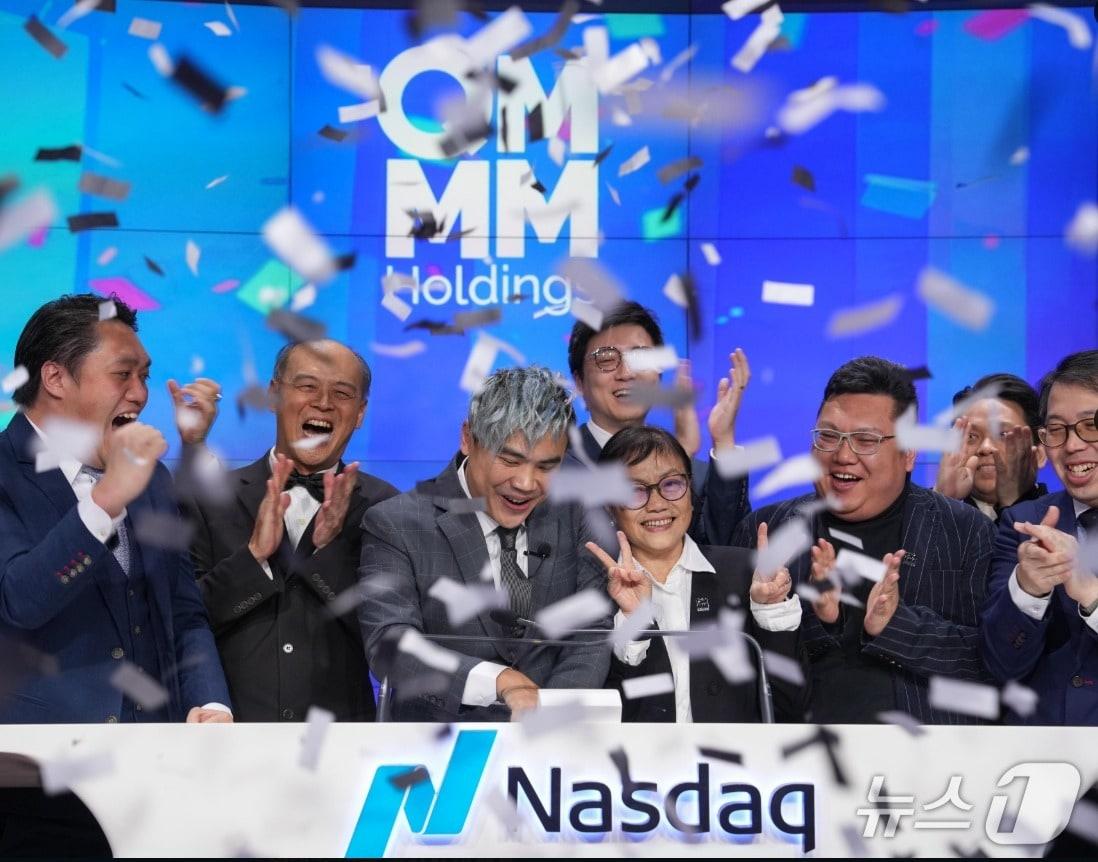 본문 이미지 - QMMM 상장 당시 기뻐하고 있는 직원들 - 회사 홈피 갈무리