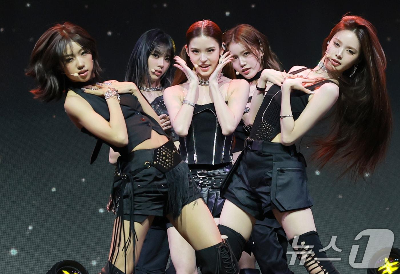 그룹 이즈나(izna)가 30일 서울 광진구 예스24 라이브홀에서 가진 두 번째 미니 앨범 'Not Just Pretty(낫 저스트 프리티)' 발매 쇼케이스에서 타이틀곡 ‘Mamma Mia(맘마미아)’를 열창하고 있다. 2025.9.30/뉴스1 ⓒ News1 권현진 기자