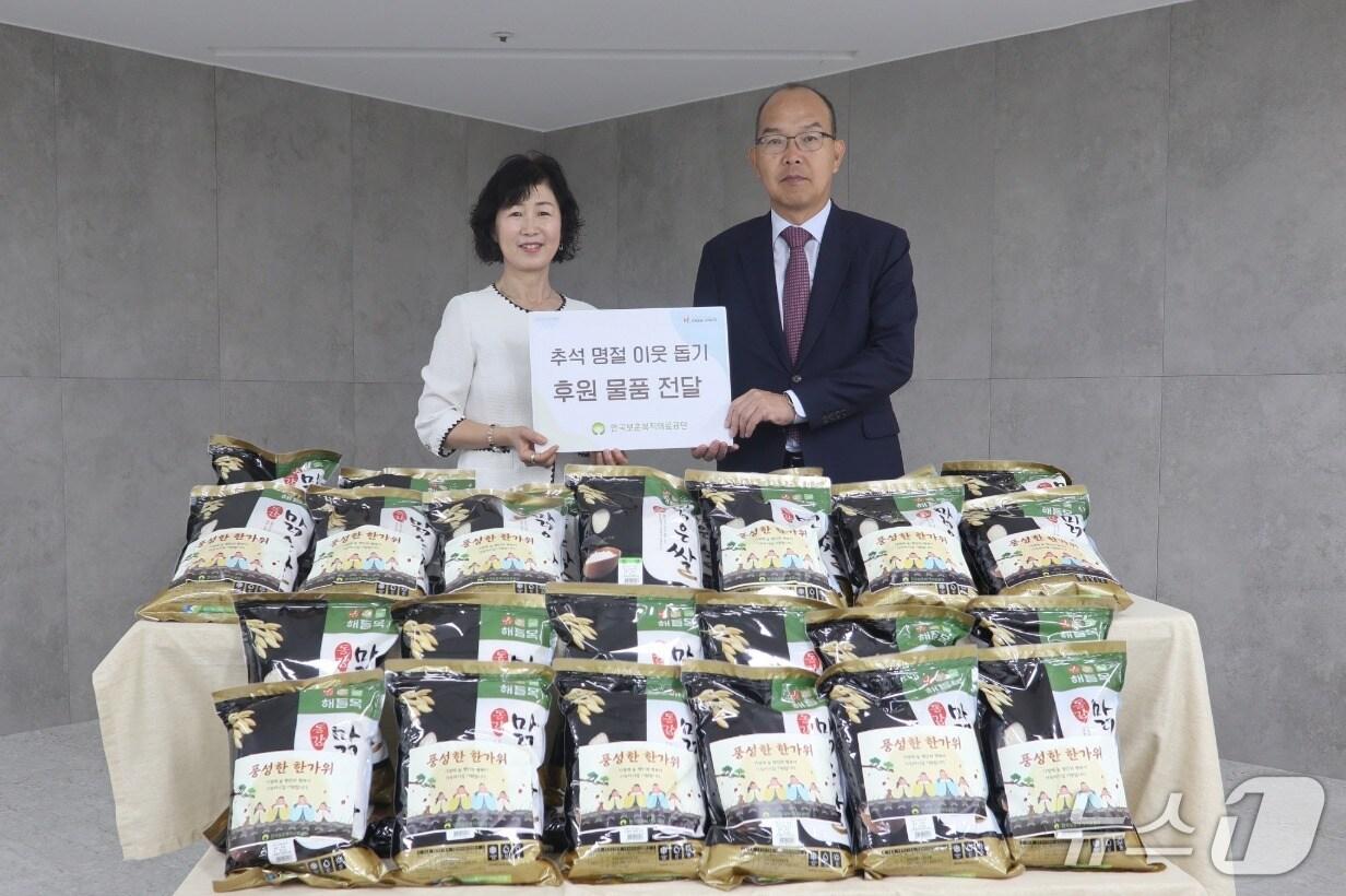 본문 이미지 - 윤종진 한국보훈복지의료공단 이사장이 지난 29일 강원 원주시 명륜종합사회복지관을 찾아 친환경 원예 봉사활동을 하고, 지역 특산품을 후원했다. (한국보훈복지의료공단 제공. 재판매 및 DB금지) 2025.9.30/뉴스1