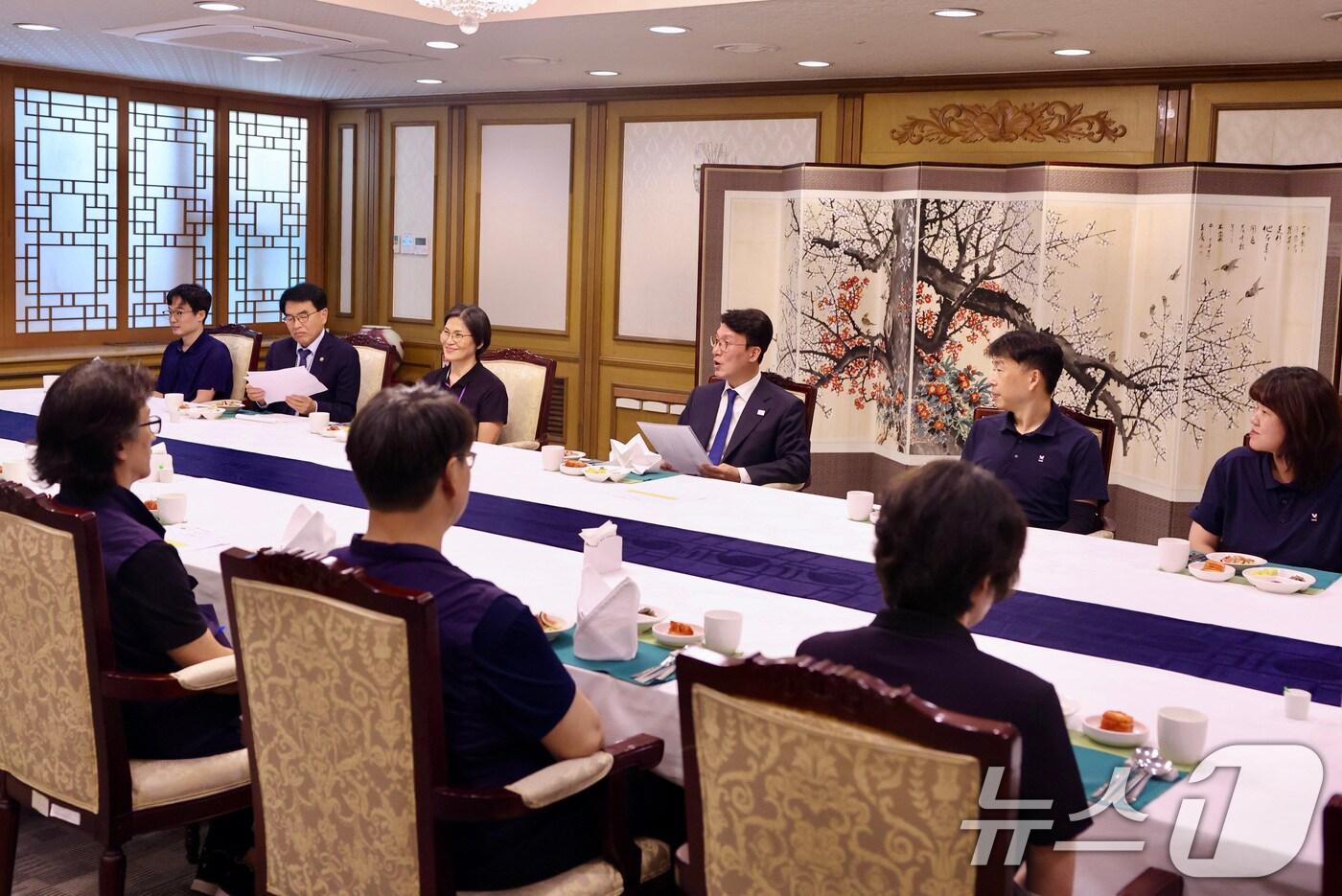 김민석 국무총리가 30일 서울 종로구 정부서울청사에서 추석 연휴를 앞두고, 쾌적한 청사 환경을 위해 힘쓰는 환경실무원들과 오찬을 함께하고 있다. (총리실 제공. 재판매 및 DB 금지) ⓒ News1 임세영 기자