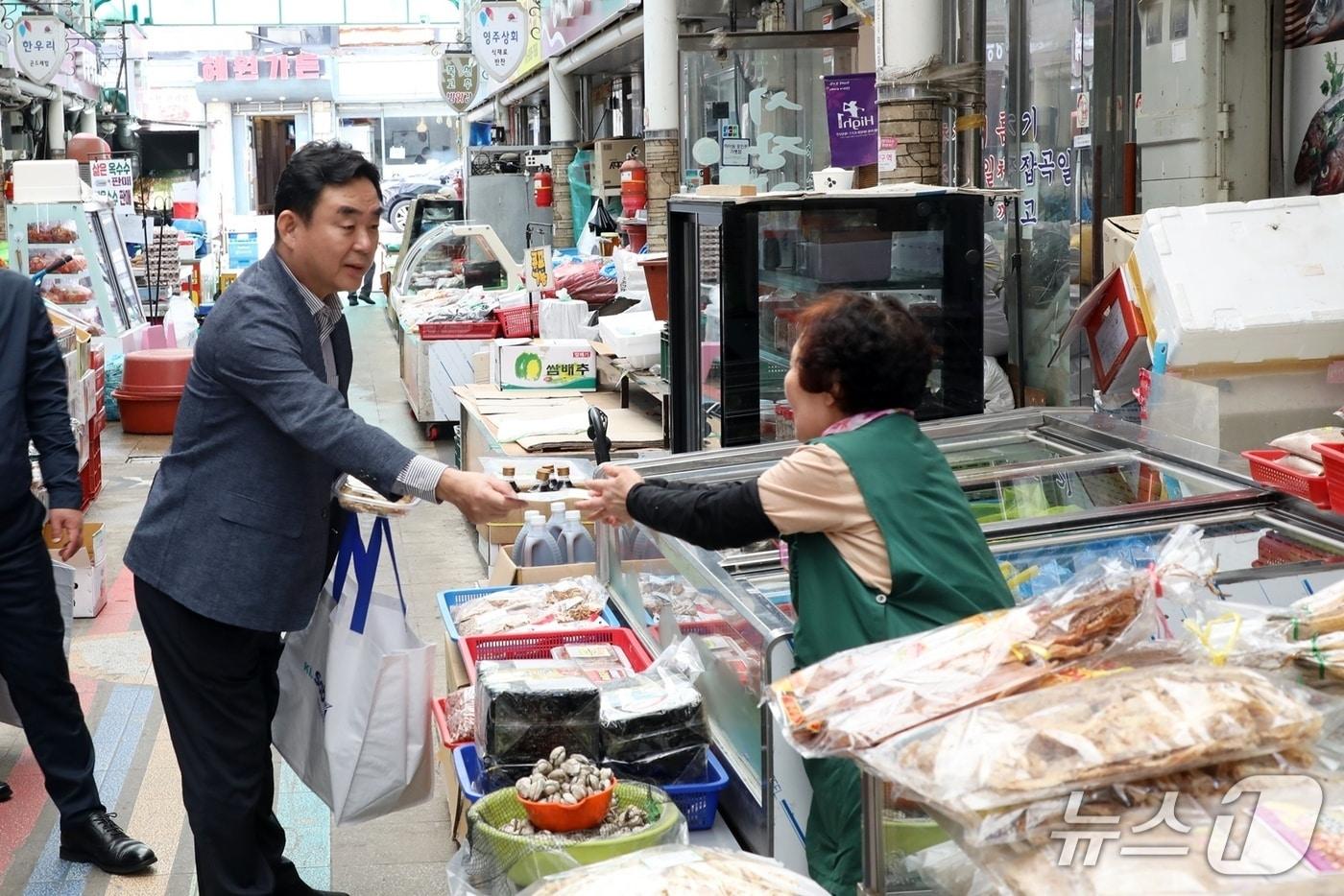 강원랜드가 올해 추석 명절을 맞아 지난 29일부터 오는 10월 12일까지 강원 폐광지역인 정선군·태백시·영월군·삼척시 등 폐광지역 4개 시·군 전통시장에서 &#39;전통시장 가는 날&#39; 행사를 순차적으로 진행하는 가운데, 최철규 강원랜드 대표이사 직무대행이 지난 29일 정선아리랑시장에서 행사 일정을 소화하고 있는 모습. &#40;강원랜드 제공. 재판매 및 DB금지&#41; 2025.9.30/뉴스1