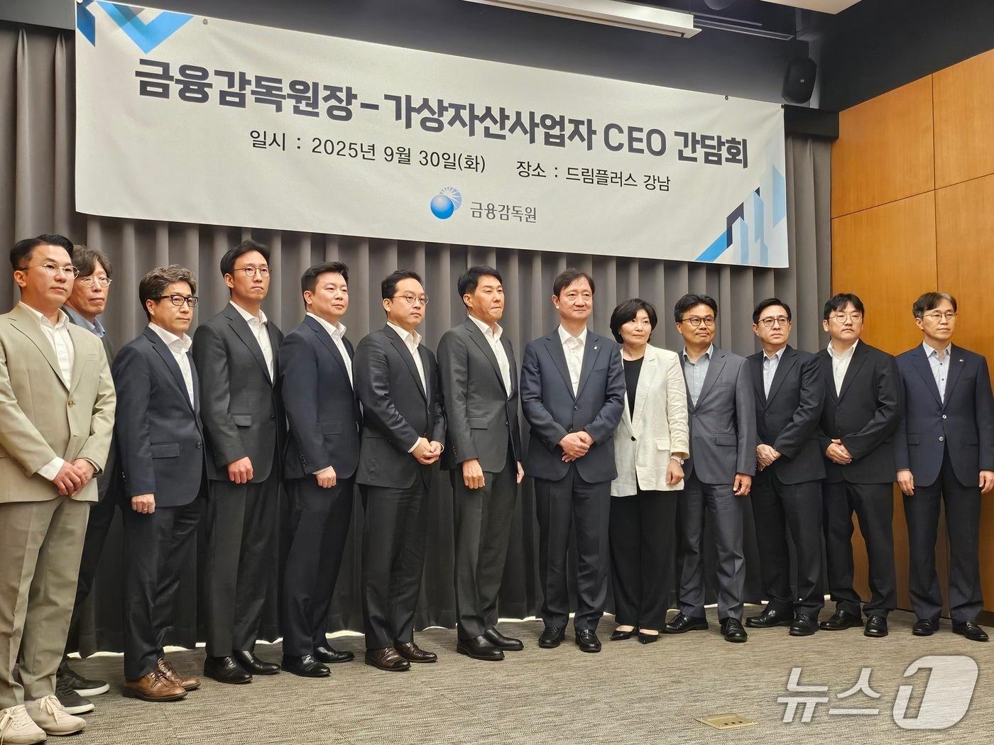 본문 이미지 - 이찬진 금융감독원장이 30일 서울 강남구 드림플러스에서 가상자산사업자 CEO들과 간담회를 연 모습.