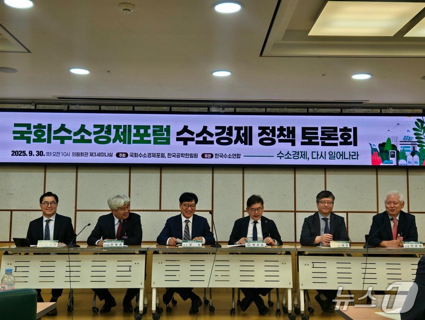본문 이미지 - 30일 국회에서 열린 수소경제 정책 토론회에서 &#40;왼쪽부터&#41; 신승규 현대자동차그룹 전무, 전영준 SK이노베이션E&S 부사장, 문일 연세대 교수, 박진호 한국에너지공과대 부총장, 김재경 에너지경제연구원 선임연구위원, 이관영 한국과학기술연구원 단장이 패널 토론을 하고 있다. 2025.09.30/뉴스1 김성식 기자