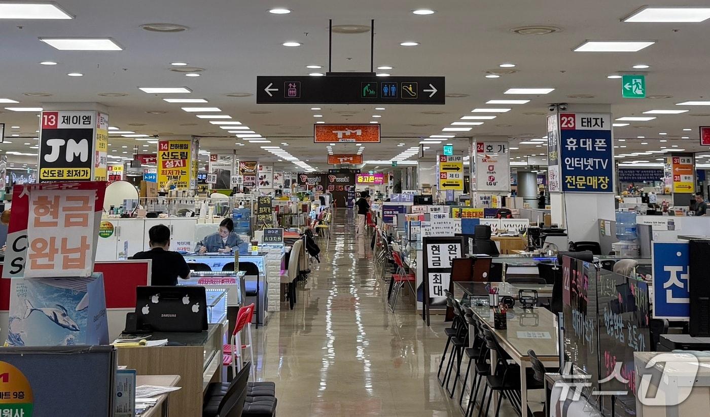 30일 오전 서울 구로구의 신도림 테크노마트 9층에 휴대전화 매장들이 영업 중인 모습. 2025.09.30/뉴스1ⓒ 뉴스1
