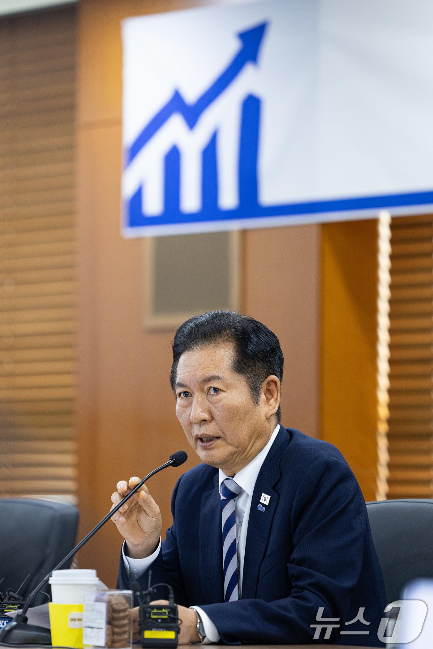 본문 이미지 - 정청래 더불어민주당 대표가 30일 서울 여의도 KRX한국거래소에서 열린 자본시장 현장 간담회에서 모두 발언을 하고 있다. 2025.9.30/뉴스1 ⓒ News1 유승관 기자