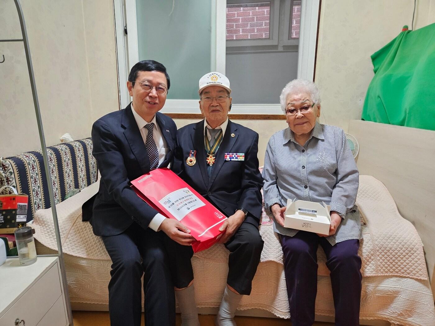 본문 이미지 - 전종호 서울지방보훈청장이 30일 서울 용산구에 거주하는 참전유공자를 만나 위문하고 있다.&#40;서울지방보훈청 제공&#41;