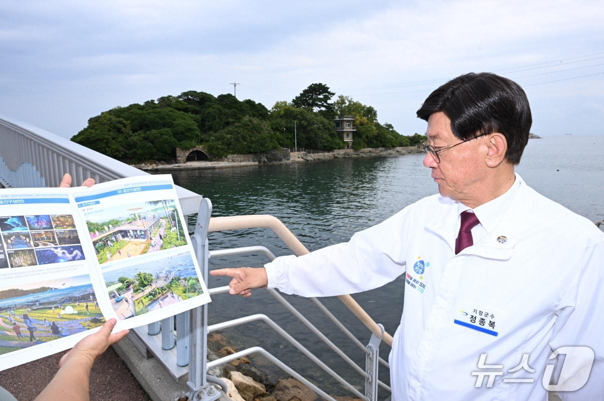 본문 이미지 - 정종복 기장군수가 죽도 관광자원화 사업 현장을 점검하고 있다.(기장군 제공. 재판매 및 DB금지)