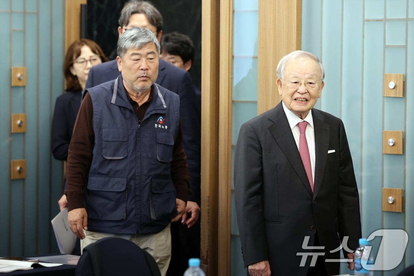 손경식 한국경영자총협회 회장(오른쪽)과 김동명 한국노총 위원장이 30일 오후 서울 중구 한국프레스센터에서 열린 '사회적 대화 활성화를 위한 노사정의 역할과 과제 토론회'에 참석하고 있다. 2025.9.30/뉴스1 ⓒ News1 황기선 기자