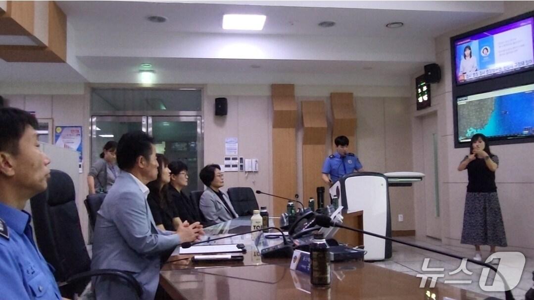 본문 이미지 - 울산해양경찰서는 30일 울산시 수어통역센터지역지원본부와 협업을 통해 청각·언어장애인을 위한 수어통역사를 배치하고 시연을 보이고 있다.&#40;울산해경 제공. 재판매 및 DB금지&#41;/뉴스1