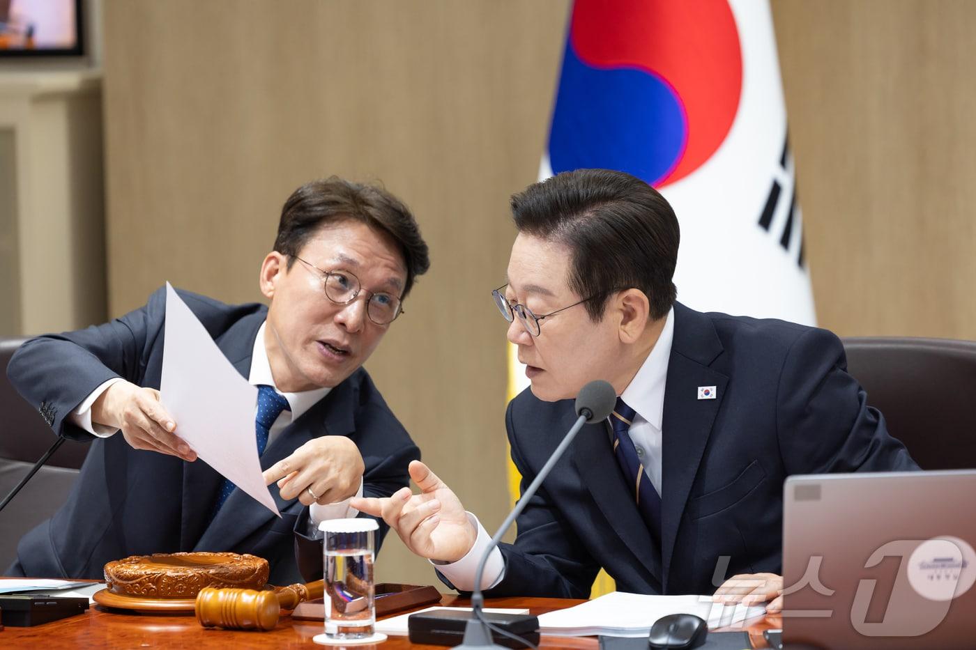 이재명 대통령과 김민석 국무총리가 대화하고 있는 모습. &#40;대통령실 제공. 재판매 및 DB 금지&#41; 2025.9.30/뉴스1 ⓒ News1 이재명 기자