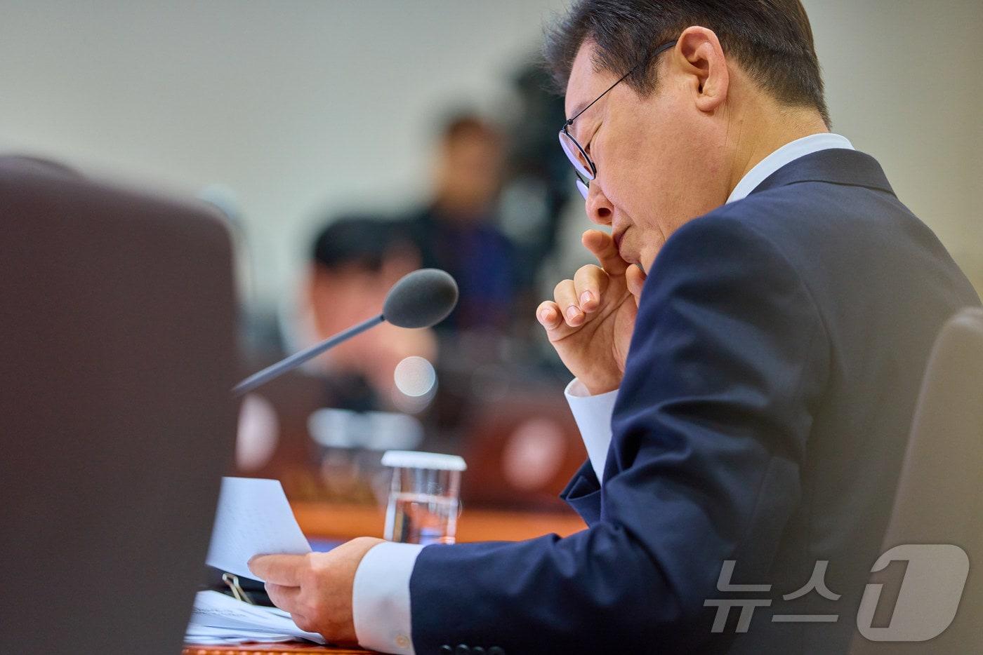 이재명 대통령이 지난 9월 30일 서울 용산 대통령실 청사에서 열린 제44회 국무회의에서 자료를 살펴보고 있다. &#40;대통령실 제공. 재판매 및 DB 금지&#41; 2025.9.30/뉴스1 ⓒ News1 이재명 기자