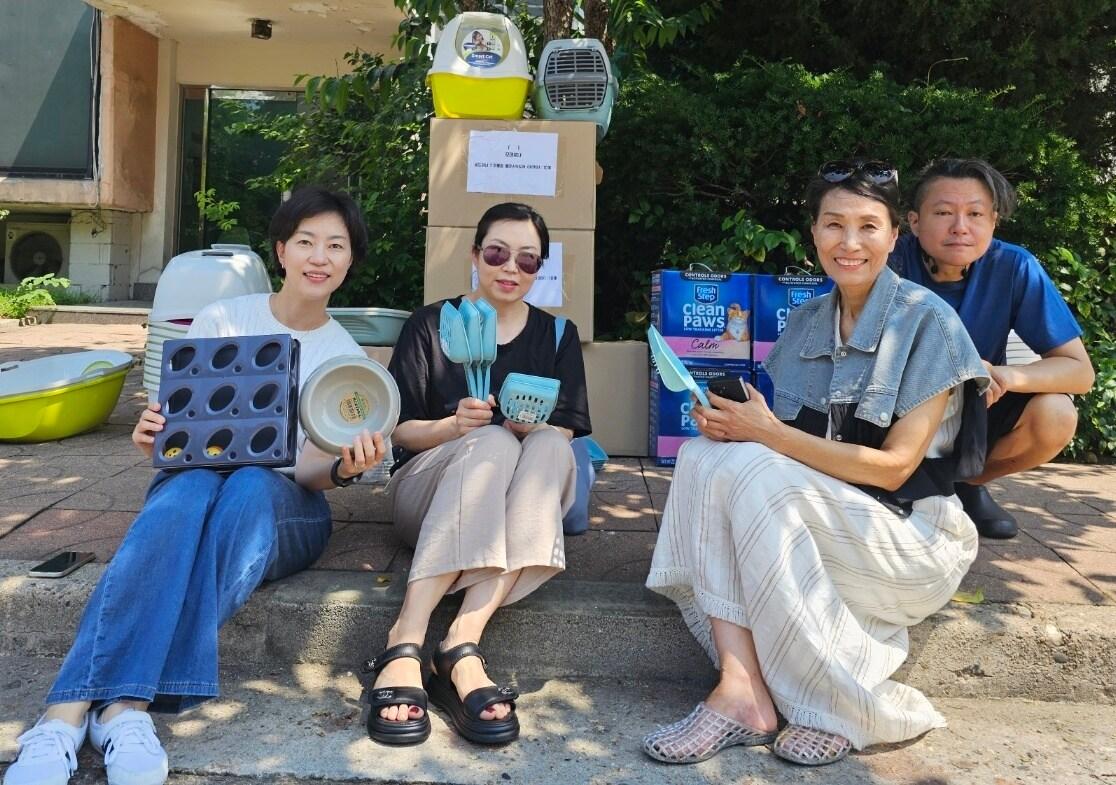 본문 이미지 - VIP동물의료센터와 한국보호동물의학연구원은 최근 고양이 보호 단체 &#39;목동 길동이하우스&#39;와 &#39;용산 캣츠비&#39;에 450만 원 상당의 반려묘 용품을 전달했다&#40;벳아너스 제공&#41;. ⓒ 뉴스1