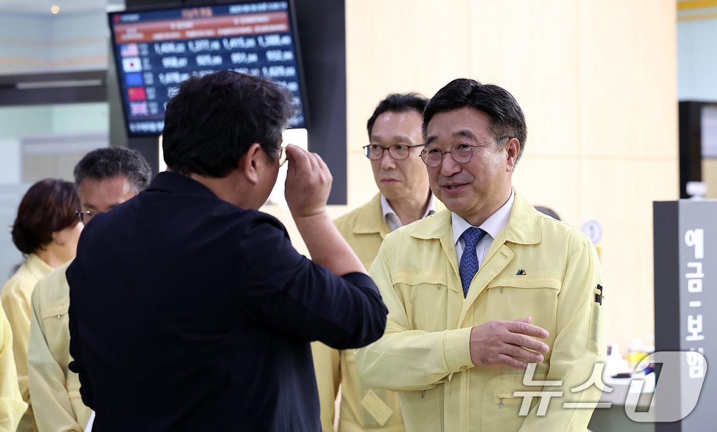 본문 이미지 - 윤호중 행정안전부 장관이 30일 서울 중구 서울중앙우체국을 방문해 국가정보자원관리원 화재 관련 전산장애 대응 행정민원서비스 현장점검을 하던 도중 대기중인 민원인의 고충을 듣고 있다. 2025.9.30/뉴스1 ⓒ News1 김성진 기자