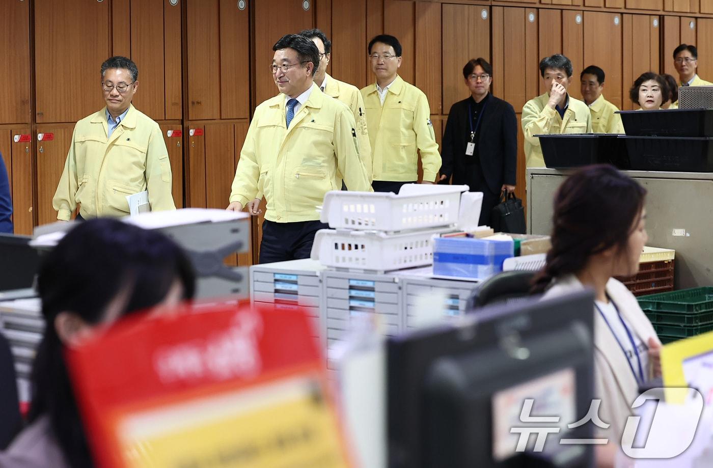 윤호중 행정안전부 장관이 30일 서울 중구 서울중앙우체국을 방문해 국가정보자원관리원 화재 관련 전산장애 대응 행정민원서비스 현장점검을 하고 있다. 2025.9.30/뉴스1 ⓒ News1 김성진 기자
