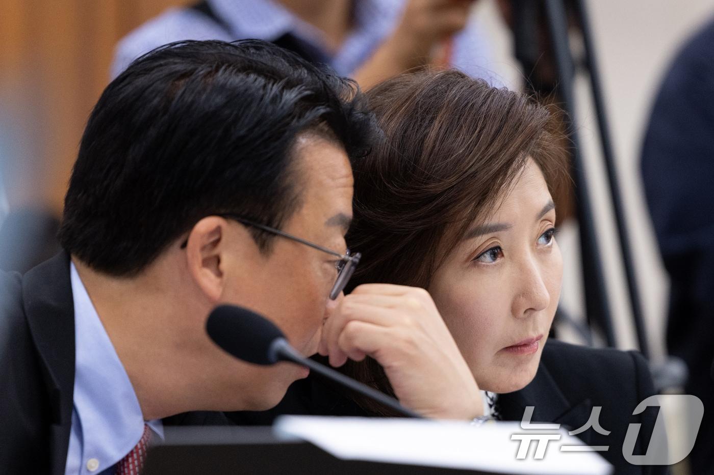 지난달 30일 서울 여의도 국회에서 열린 제429회국회&#40;정기회&#41; 법제사법위원회 제7차 전체회의에서 나경원, 곽규택 국민의힘 의원들이 대화하고 있다. 2025.9.30/뉴스1 ⓒ News1 이승배 기자