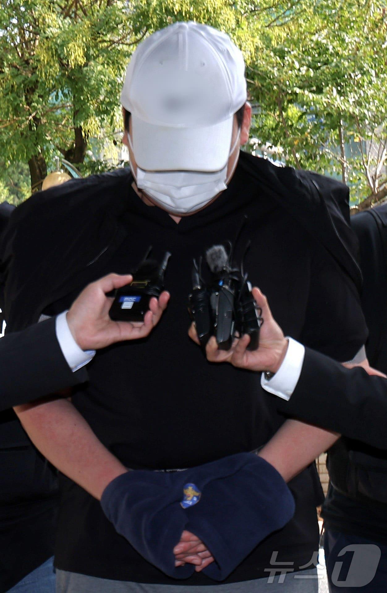 본문 이미지 - 군산 살인 및 사체유기 혐의 A씨&#40;40대&#41;가 전북 군산시 전주지방법원 군산지원에서 구속 전 피의자심문&#40;영장실질심사&#41;에 출석하고 있다. 2025.9.30/뉴스1 ⓒ News1 유경석 기자