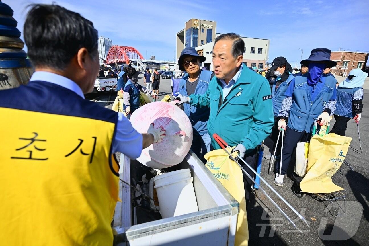 본문 이미지 - 30일 오후 강원 속초시 청초호 일대에서 동해지방해양경찰청, 동아오츠카, 속초시 등이 함께한 민관 합동 수중·연안 정화활동이 펼쳐지고 있다. 이날 정화활동은 대한민국 새단장 주간을 맞아 민간단체와 자원봉사자 총 16개 단체 170명이 함께했다. 2025.9.30/뉴스1 ⓒ News1 윤왕근 기자