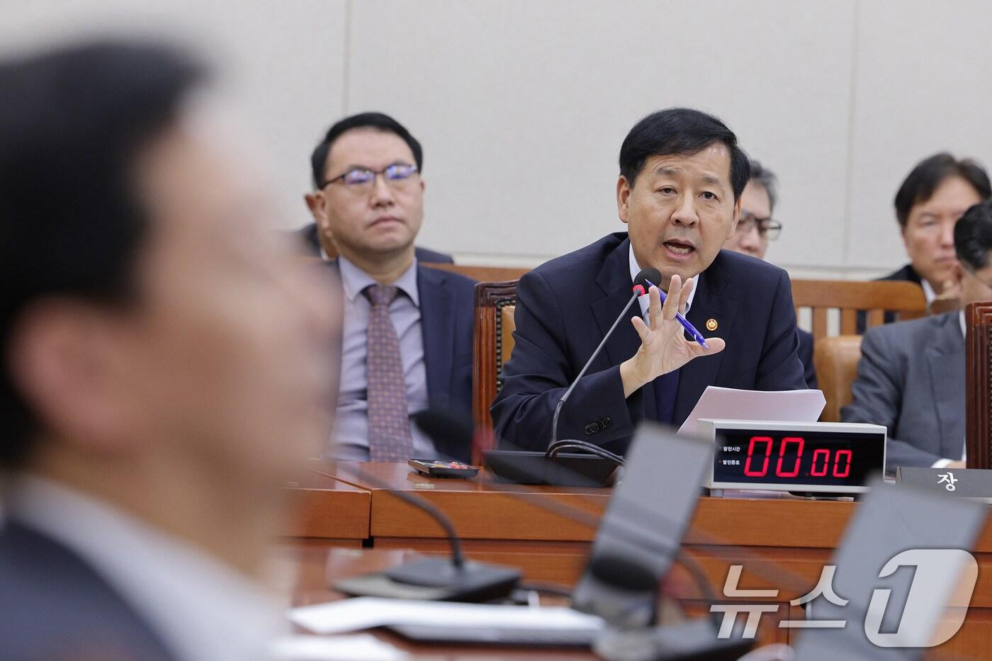 본문 이미지 - 구윤철 경제부총리 겸 기획재정부 장관이 9월 30일 서울 여의도 국회에서 열린 기획재정위원회 전체회의에서 의원 질의에 답변하고 있다. 2025.9.30/뉴스1 ⓒ News1 신웅수 기자
