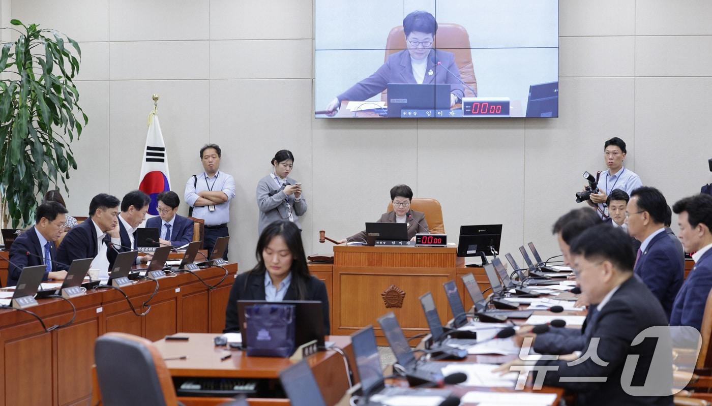 임이자 국회 기획재정위원회 위원장이 30일 서울 여의도 국회에서 열린 기획재정위원회 전체회의에서 의사봉을 두드리고 있다. 2025.9.30/뉴스1 ⓒ News1 신웅수 기자
