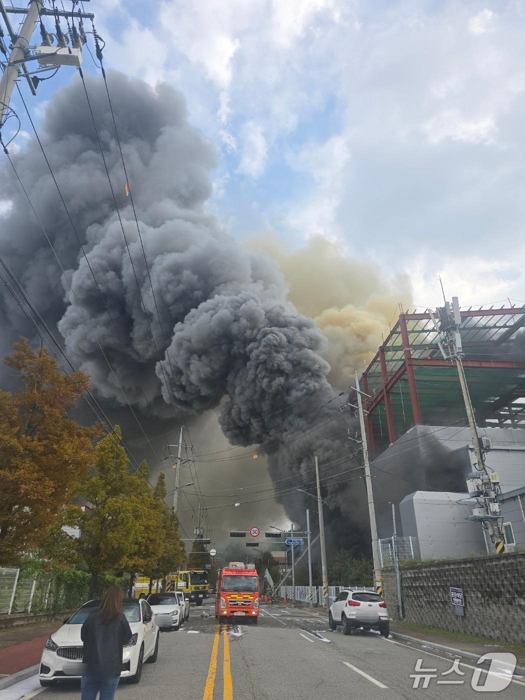 본문 이미지 - 천안 풍세면 공장 화재.&#40;독자제공&#41;