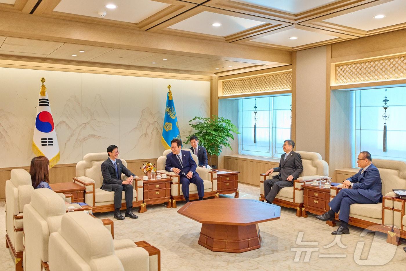 이재명 대통령이 지난 29일 서울 용산 대통령실 청사에서 열린 주한대사 신임장 제정식을 마친 후 환담을 하고 있다. &#40;이재명 대통령 SNS. 재판매 및 DB 금지&#41; 2025.9.30/뉴스1 ⓒ News1 이재명 기자