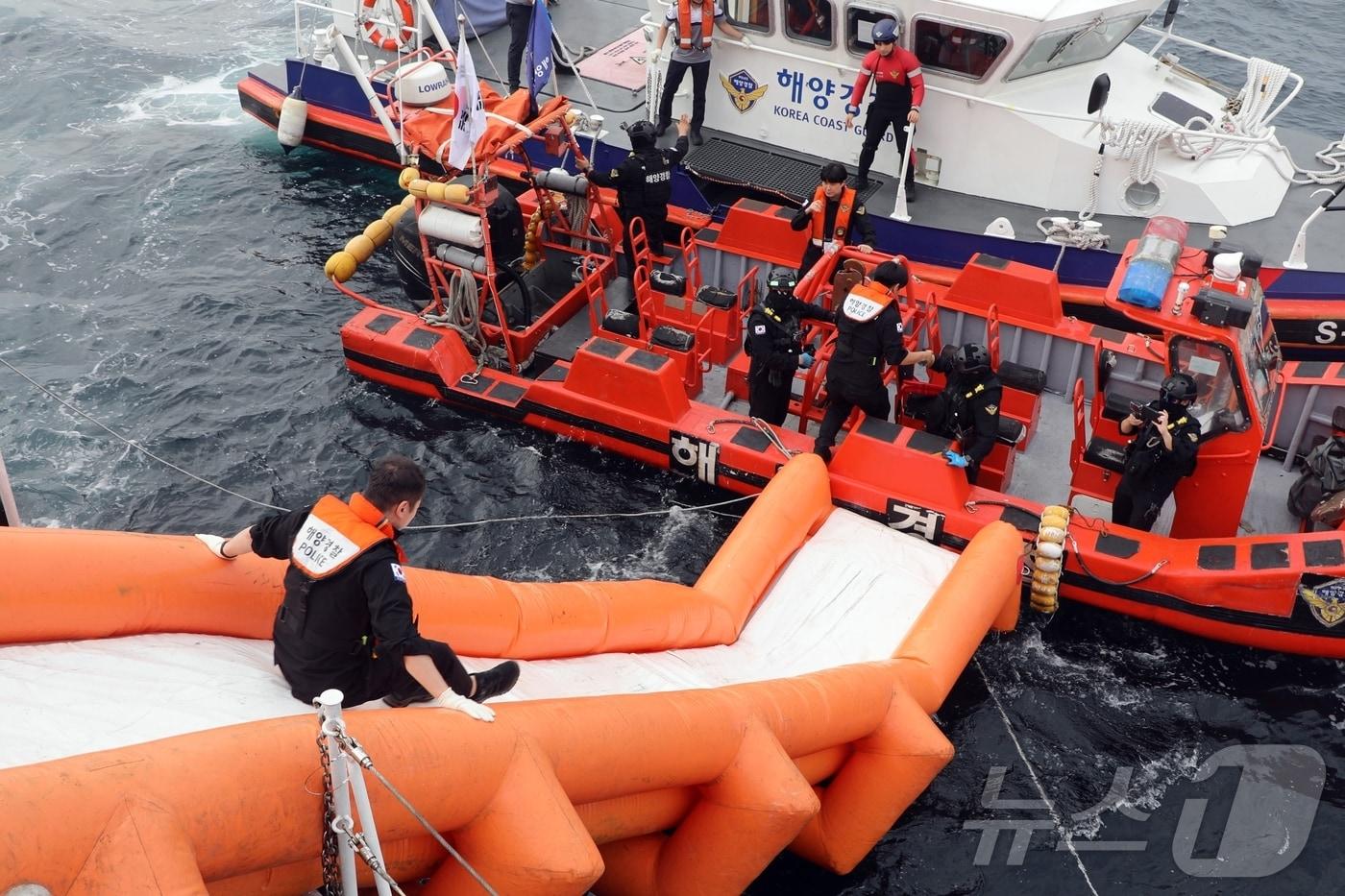 30일 오후 제주 제주시 제주항 서방파제 인근 해상에서 제주해양경찰청의 여객 항공기 불시착 사고 대응 훈련이 진행되고 있다. 이 훈련에는 제주해경 항공단, 특공대, 구조대, 경비함정과 해군, 제주도, 제주공항공사, 한라병원 등 11개 기관이 참여했다.2025.9.30/뉴스1 ⓒ News1 홍수영 기자