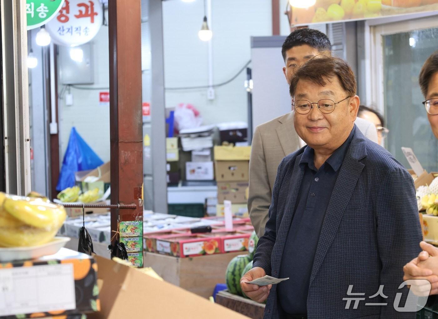 본문 이미지 - 대전 도마큰시장을 찾은 박성효 소진공 이사장 (소진공 제공)