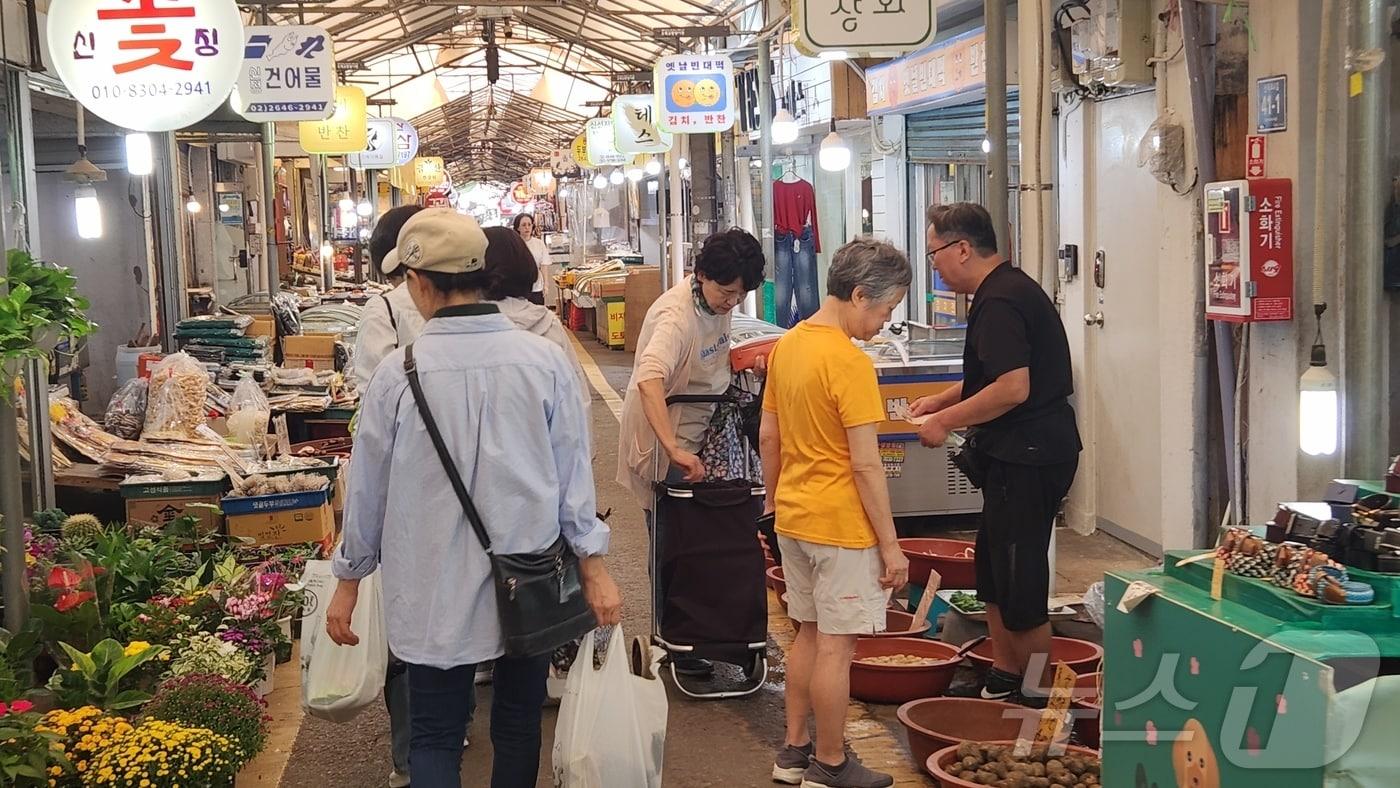 추석을 앞둔 9월 30일 서울 양천구의 한 전통시장의 모습. ⓒ News1 이재상 기자