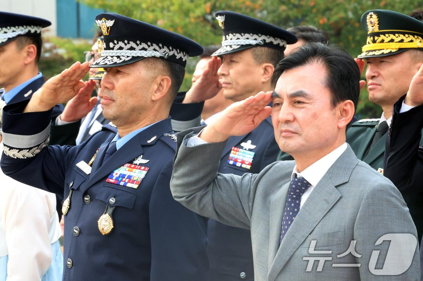 안규백 국방부 장관과 진영승 신임 합참의장이 30일 서울 용산구 국방부에서 열린 제44대·45대 함동참모의장 이·취임식 및 전역식에서 경례를 하고 있다. 2025.9.30/뉴스1 ⓒ News1 김명섭 기자