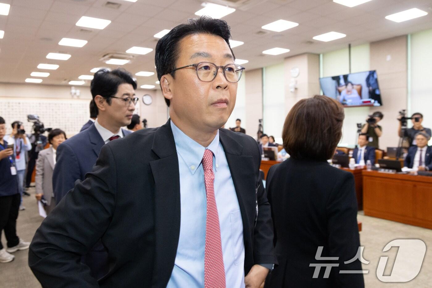 30일 서울 여의도 국회에서 열린 제429회국회&#40;정기회&#41; 법제사법위원회 제7차 전체회의에서 곽규택 국민의힘 의원이 대법원 현장 국정감사 안건에 대해 항의하며 퇴장하고 있다. 2025.9.30/뉴스1 ⓒ News1 이승배 기자