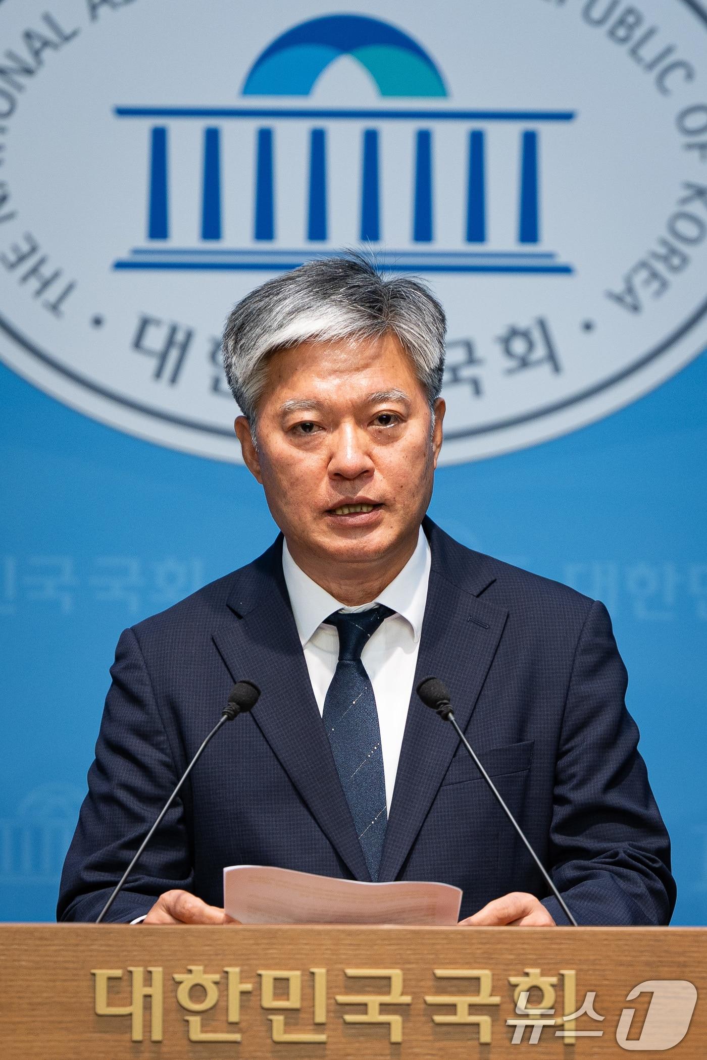 본문 이미지 - 지귀연 판사 룸살롱 접대 의혹을 더불어민주당에 최초 제보한 정의찬 민주당 원내대표 정무실장이 30일 서울 여의도 국회 소통관에서 지귀연 판사 교체 및 고위공직자범죄수사처의 신속한 수사를 촉구하는 기자회견을 하고 있다. 2025.9.30/뉴스1 ⓒ News1 유승관 기자