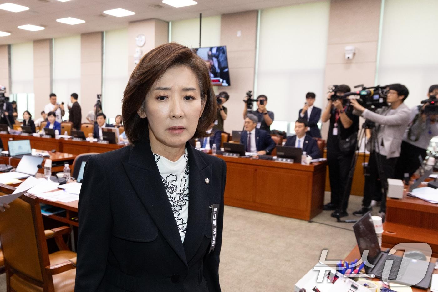 짖난 9월 30일 서울 여의도 국회에서 열린 제429회국회&#40;정기회&#41; 법제사법위원회 제7차 전체회의에서 나경원 국민의힘 의원이 대법원 현장 국정감사 안건에 대해 항의하며 퇴장하고 있다. 2025.9.30/뉴스1 ⓒ News1 이승배 기자