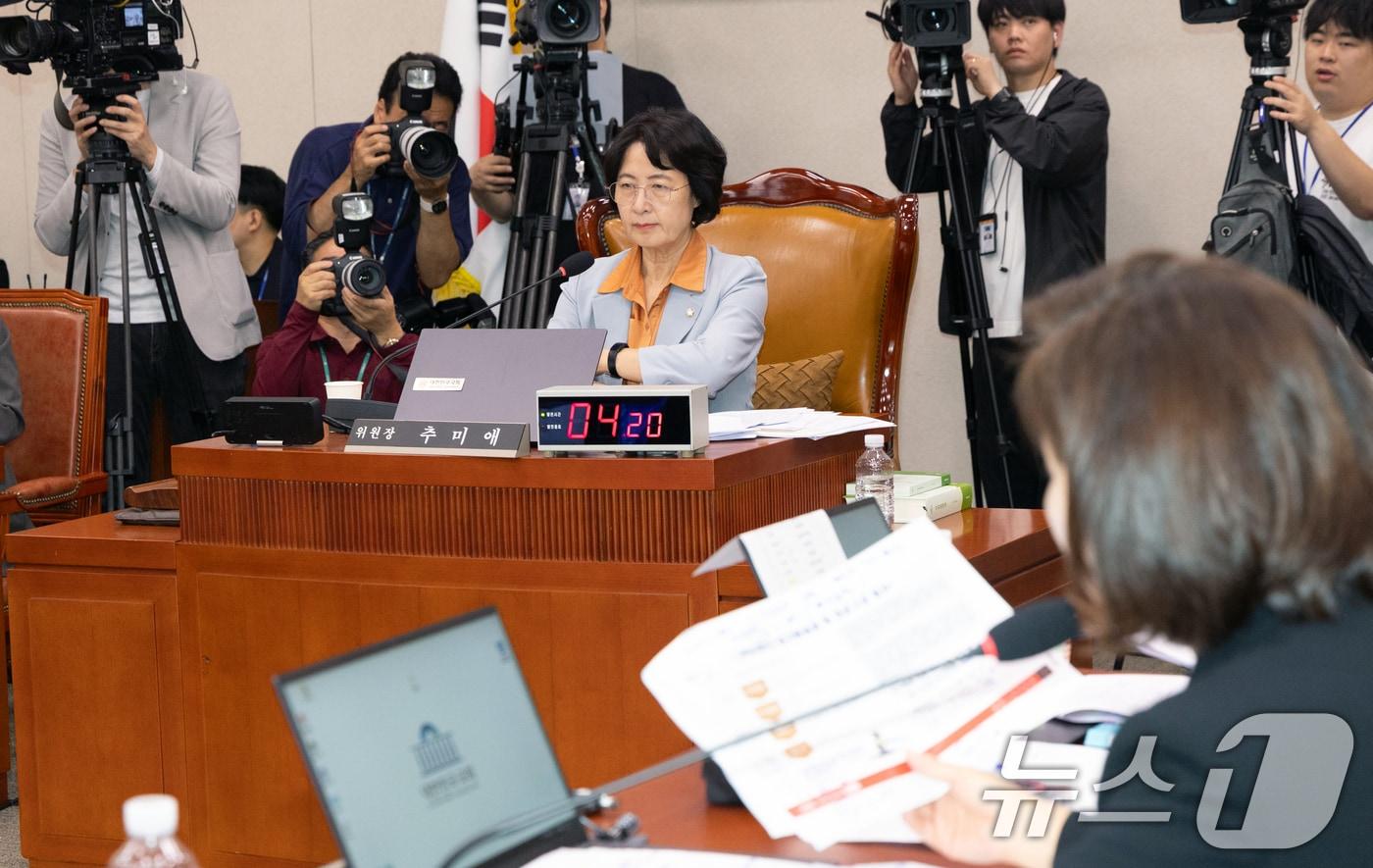 30일 서울 여의도 국회에서 열린 제429회국회&#40;정기회&#41; 법제사법위원회 제7차 전체회의에서 추미애 위원장이 나경원 국민의힘 의원의 발언을 듣고 있다. 2025.9.30/뉴스1 ⓒ News1 이승배 기자