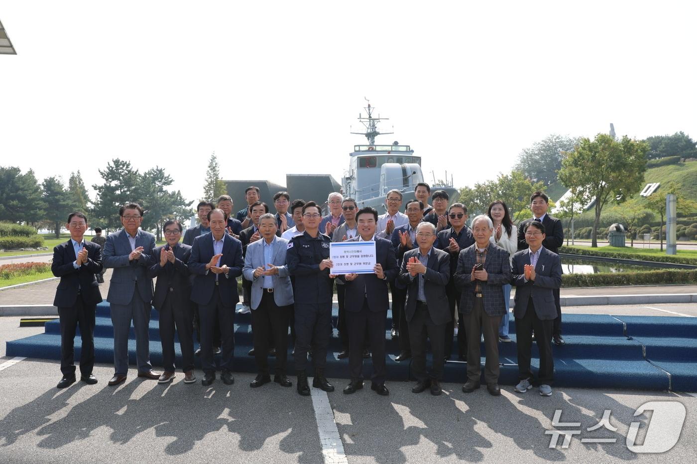 원유철 전 미래한국당 대표(앞 줄 오른쪽 네 번째)가 해군2함대 장병들을 위한 위문금을 전달하고 있다.(평택시민회 제공)