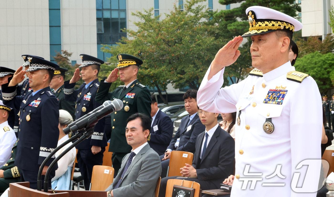 본문 이미지 - 김명수 전 함참의장이 지난해 9월 30일 서울 용산구 국방부에서 열린 제44대·45대 함동참모의장 이·취임식 및 전역식에서 이임사를 마치며 경례를 하고 있다. 2025.9.30 ⓒ 뉴스1 김명섭 기자