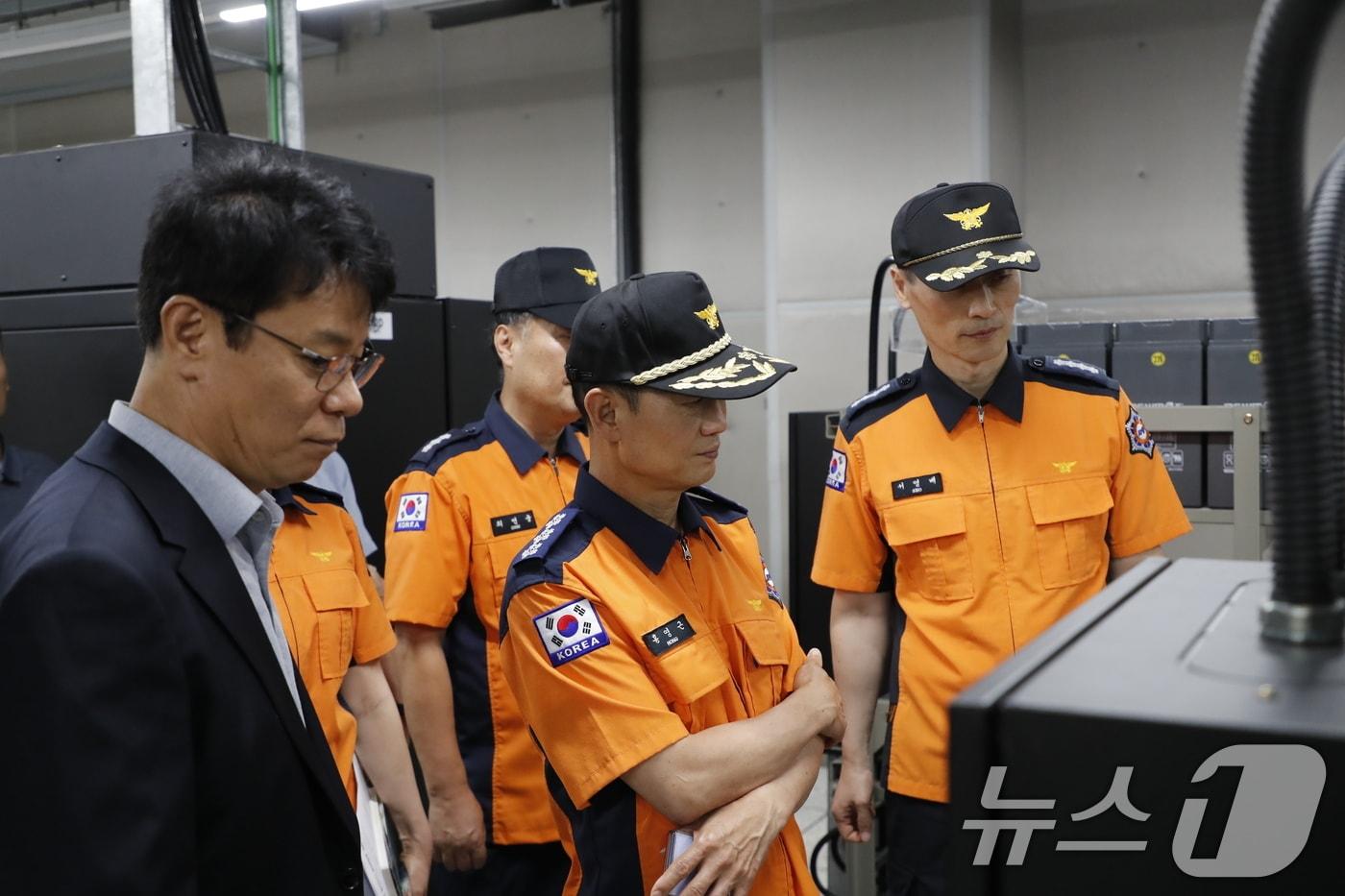 홍영근 서울소방재난본부장이 30일 서울 마포구 상암클라우드 데이터센터를 방문해 무정전 전원 공급장치&#40;UPS&#41;실을 점검하고 있다. &#40;서울소방재난본부 제공. 재판매 및 DB 금지&#41; 2025.9.30/뉴스1