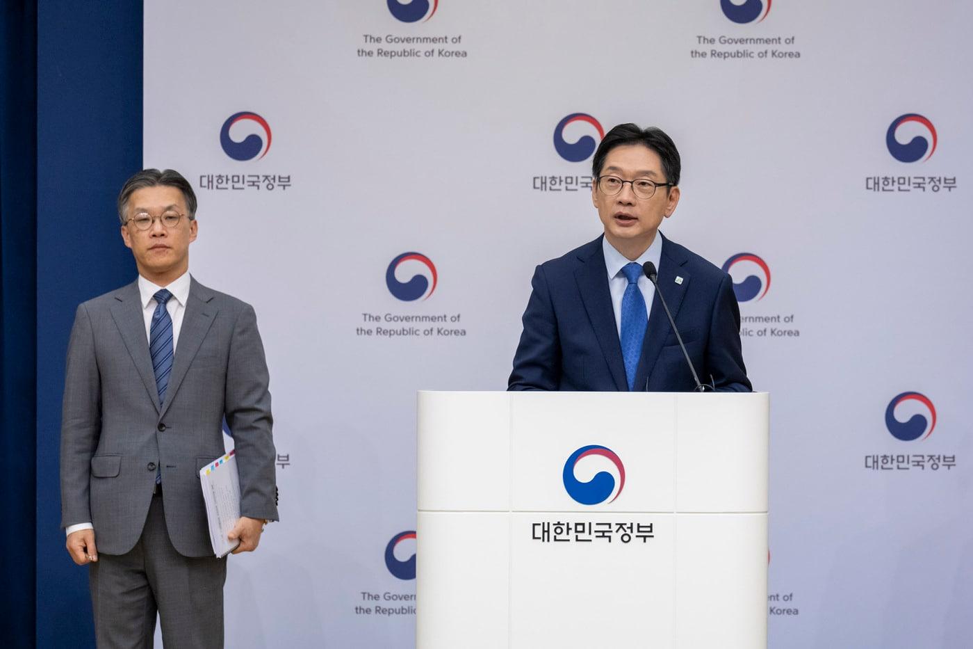  김경수 지방시대위원장&#40;오른쪽&#41;이 30일 정부세종청사에서 &#39;5극3특 국가균형성장 추진전략&#39;에 관해 설명하고 있다. / 공동취재단