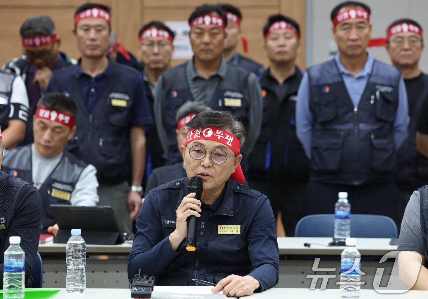 이순창 경기도중부지역버스노동조합 위원장이 30일 경기 수원시 영통구 경기지방노동위원회에서 열린 경기도버스노동조합협의회(노조)와 경기도버스운송사업조합(사측)의 최종 조정회의에 앞서 발언을 하고 있다. 노조는 사측과 최종 협상 결렬 시 다음 날인 10월 1일을 기해 총파업에 돌입할 방침이다. 2025.9.30/뉴스1 ⓒ News1 김영운 기자