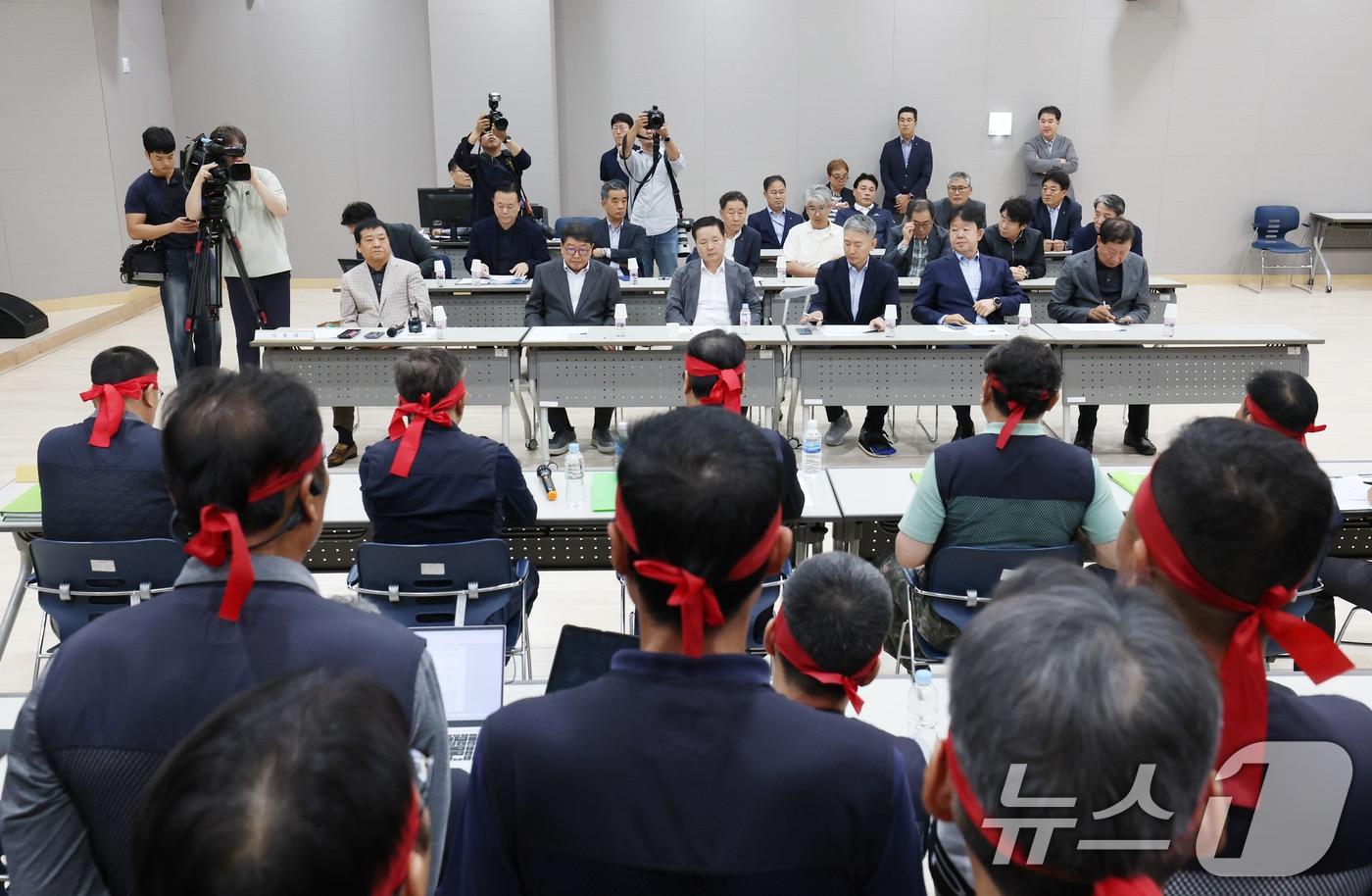 30일 경기 수원시 영통구 경기지방노동위원회에서 경기도버스노동조합협의회&#40;노조&#41;와 경기도버스운송사업조합&#40;사측&#41;의 최종 조정회의가 열리고 있다. 노조는 사측과 최종 협상 결렬 시 다음 날인 10월 1일을 기해 총파업에 돌입할 방침이다. 2025.9.30/뉴스1 ⓒ News1 김영운 기자