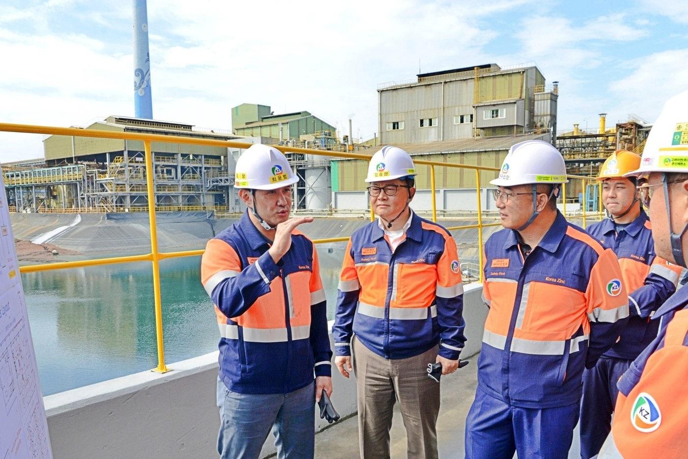 최윤범 고려아연 회장이 28~29일 울산 온산제련소를 찾아 게르마늄 공장 신설 준비 현장을 점검하고 있다. &#40;고려아연 제공&#41;