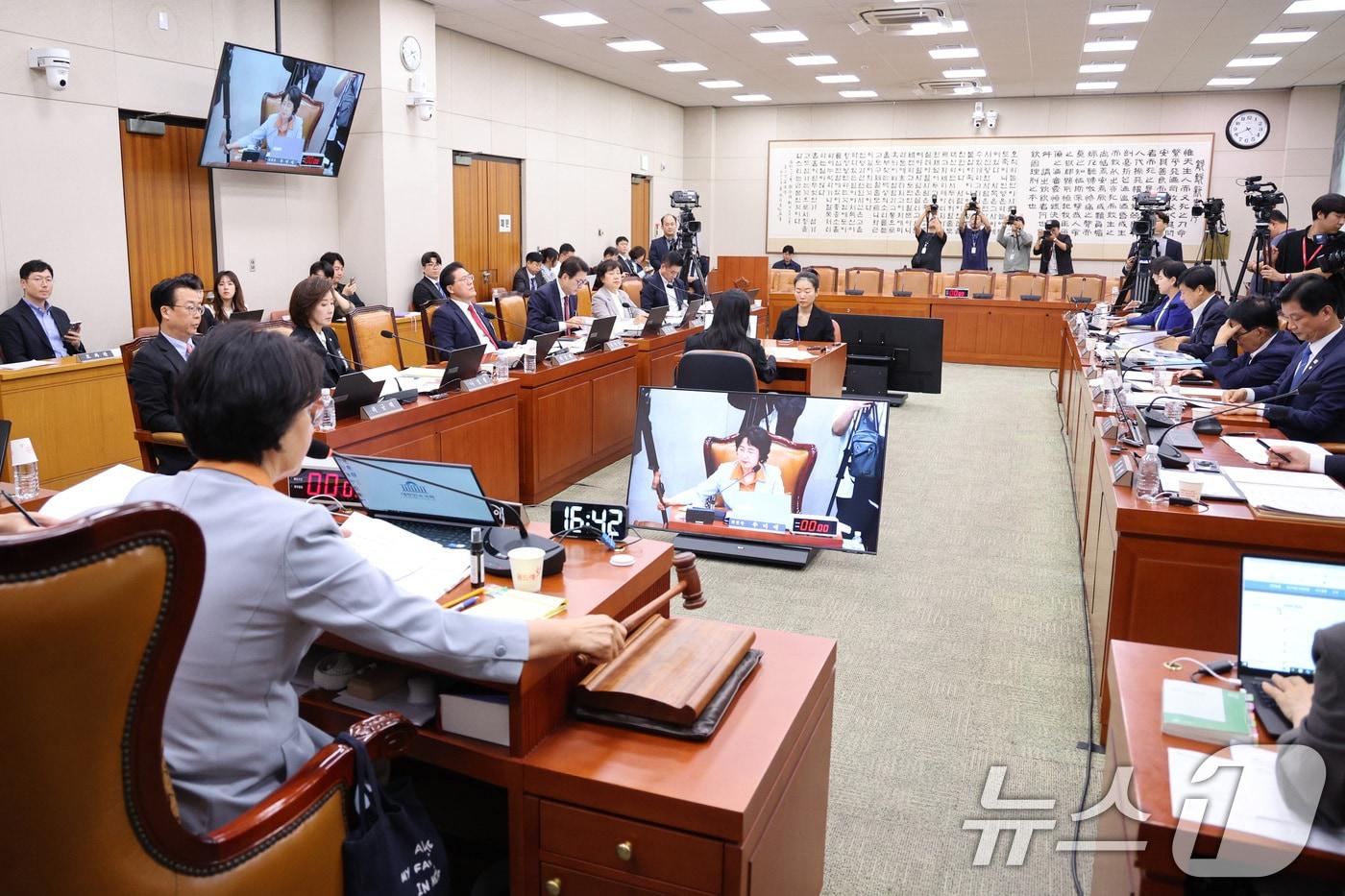 추미애 법제사법위원장이 30일 서울 여의도 국회에서 열린 법제사법위원회에서 청문회 참고인 추가 출석 요구의 건을 의결하고 있다. 2025.9.30/뉴스1 ⓒ News1 신웅수 기자