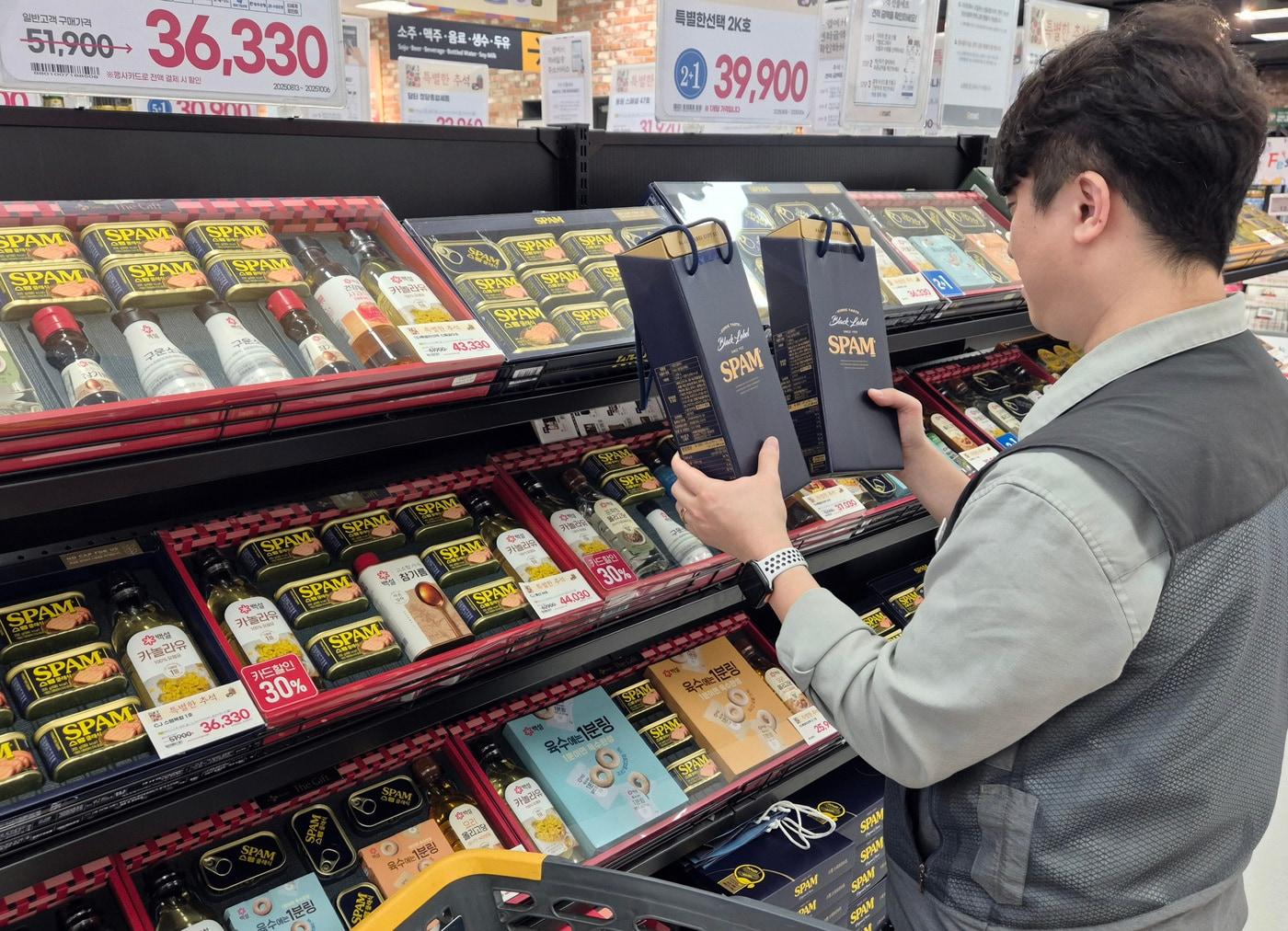 본문 이미지 - 핸드캐리형 스팸 타워 선물세트.&#40;이마트 제공&#41;