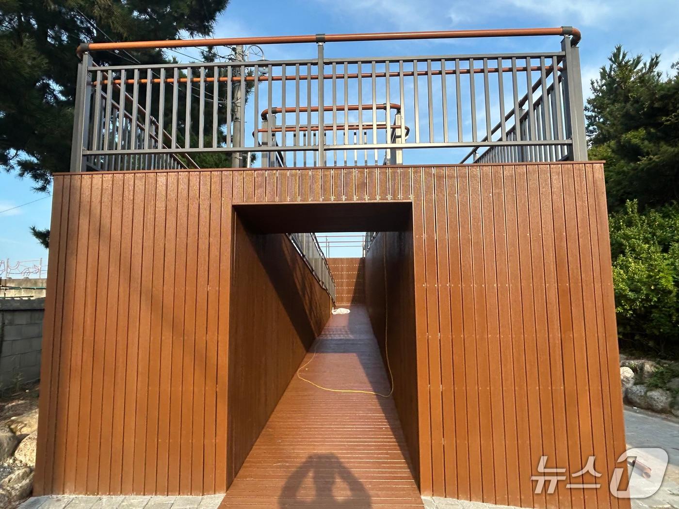 본문 이미지 - 영금정 보행자 경사로.&#40;속초시 제공, 재판매 및 DB 금지&#41; 2025.9.30/뉴스1