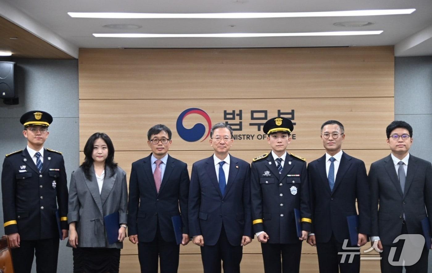 30일 2025년 수해 복구 헌신 유공자와 적극 행정·정부혁신 우수사례 대상자가 장관 표창을 수여받고 있다. 2025.9.30./ⓒ뉴스1 (법무부 제공)